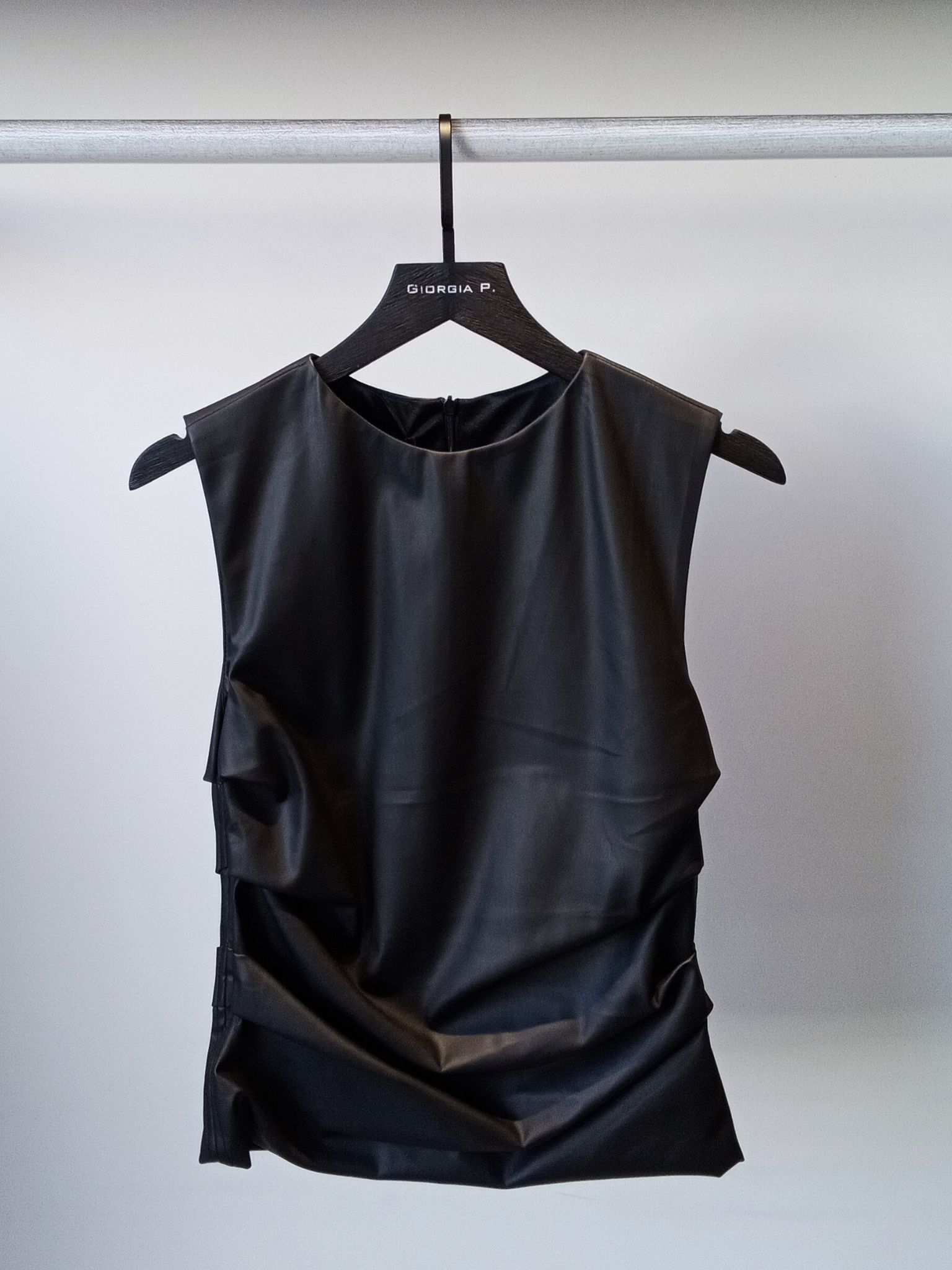 e shop (6) Αμάνικη μπλούζα Olivia μαύρη - Image 1