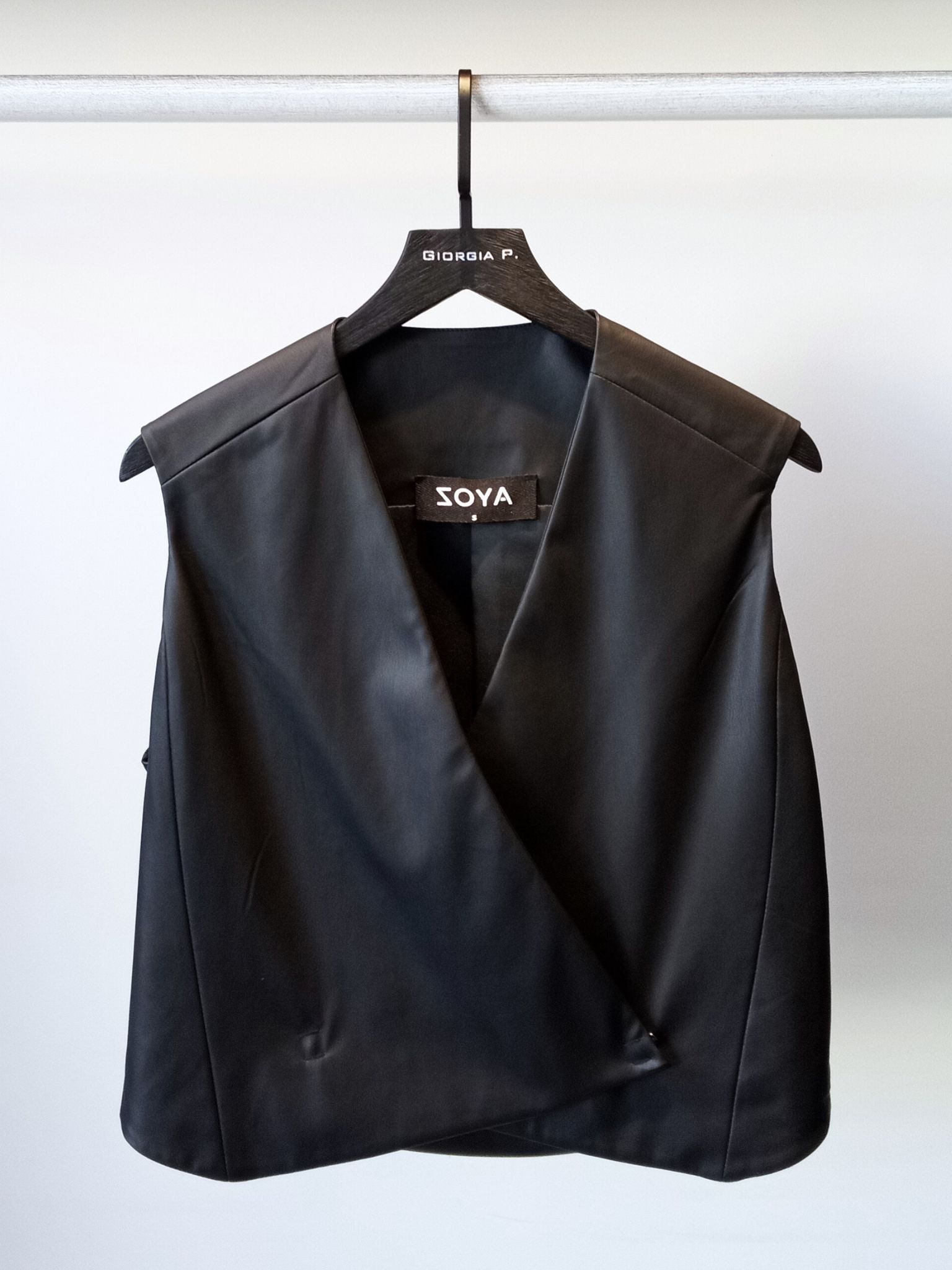 e shop (7) Αμάνικη μπλούζα Elvina μαύρη - Image 1